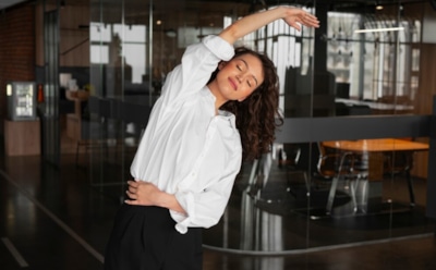 Фитнес в офисе: как размяться при сидячей работе — тренер назвала лучшие упражнения