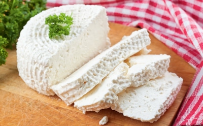 Домашняя брынза без сложностей: нежный сыр из молока и сметаны — пошаговый рецепт