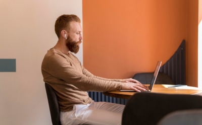 Сидячая работа и геморрой: врач назвала главные причины развития недуга — рекомендации по профилактике