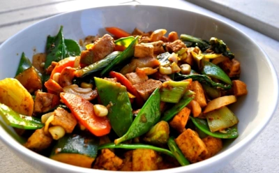 Тушеные овощи с тофу: пикантный соус, хрустящая текстура — легкое и сытное блюдо за 20 минут