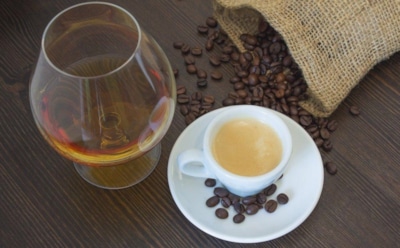 Опасное сочетание: алкоголь с кофе и энергетиками увеличивает риск инсульта и отравления — мнение врача