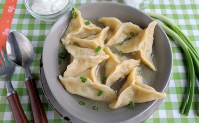 На столе еврейские вареники: как приготовить классический креплах — подача в супе