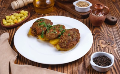 Свиные котлеты с оливковым соусом: нежное мясо с испанским акцентом — идеальное сочетание вкусов