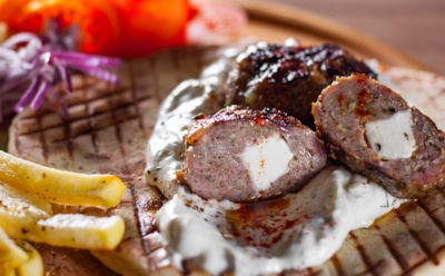 Греческие котлеты с фетой: сочное мясо, пряности и оригинальный вкус — рецепт с секретом