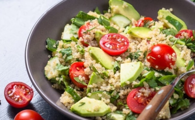 Салат с киноа и авокадо: легкий, питательный и без глютена — вкусное сочетание с медово-лаймовой заправкой