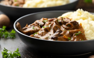 Грибы по-строгановски: нежное блюдо с вином и сливками — простой рецепт с загадкой появления