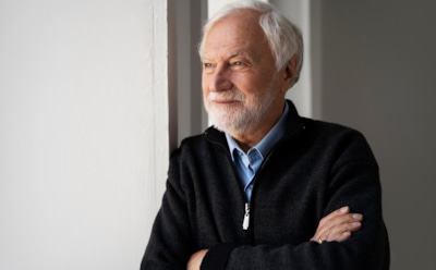 Инеем припорошило: седина бывает не только от возраста — дерматолог рассказывает о причинах