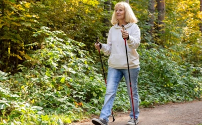 Скандинавская ходьба для здоровья: как укрепить мышцы и сердце — мнение врача