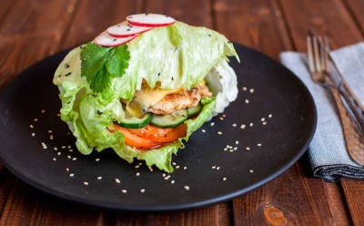 Бургер без вреда для фигуры: замена булки и новые ингредиенты — советы диетолога