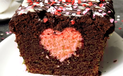 Сюрприз в каждом кусочке: шоколадный кекс с сердечком — идеальный десерт на 14 февраля