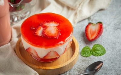 Панна-котта с клубникой: нежный десерт с ярким вкусом — идеальное угощение к шампанскому