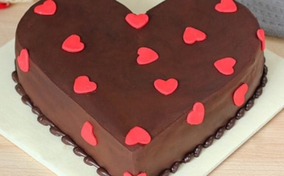Идеальный десерт к празднику: бисквитное «Сердце» с шоколадным кремом и мастикой — вкусный тортик