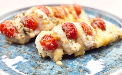 Куриное филе с сыром и помидорами: нежное, сочное и ароматное — идеальный ужин за 25 минут