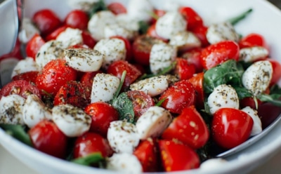 Быстрая закуска с моцареллой: маринованные томаты с пряной заправкой — вкусный итальянский акцент