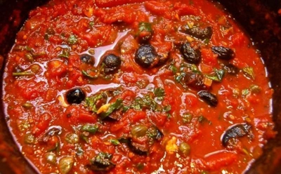 Пикантный соус путтанеска: культовая итальянская заправка для аппетитных блюд — рецепт с насыщенным вкусом