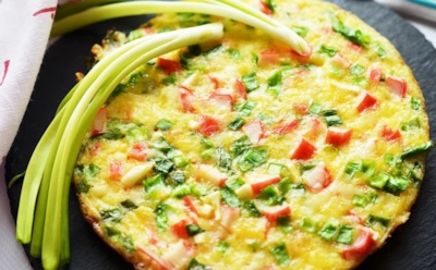 Омлет с крабовыми палочками: необычный завтрак с ярким вкусом — сытный утренний выбор