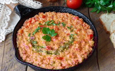 Турецкий менемен: пряный омлет с томатами и перцем — нежный вкус и быстрая готовка