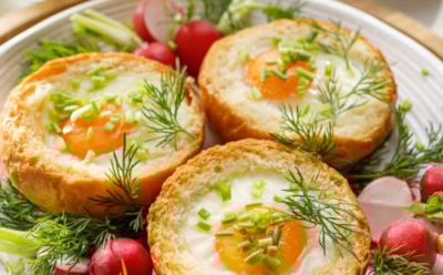 Завтрак в булочке: оригинальная яичница с сыром и начинками — быстрый рецепт для духовки