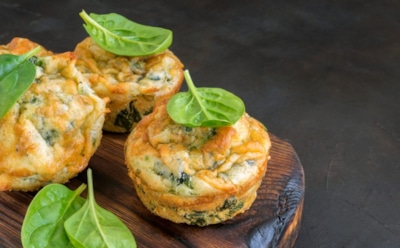 Изысканный завтрак: яичные маффины с фетой — вкус и польза в одной форме