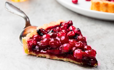 Французский тарт с клюквой: необычный десерт с ягодной нотой — идеально для праздничного стола