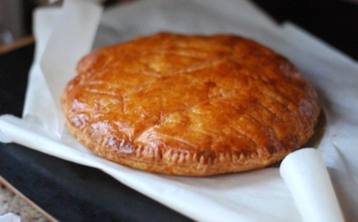 Королевская галета: французский пирог с сюрпризом — рецепт с миндальным кремом