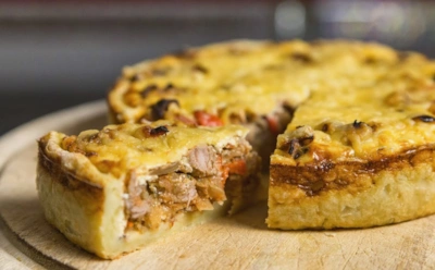 Заливной пирог с тушенкой: как превратить обычные ингредиенты в сытное блюдо — секреты вкуса