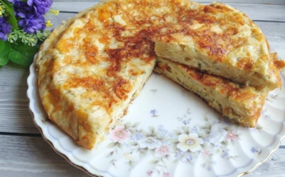 Легко приготовить даже через не хочу: ленивый сыро-ветчинный пирог из лаваша на сковороде — быстрая закуска