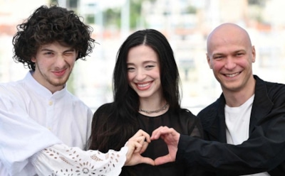 Масленица в Голливуде: Юра Борисов и Марк Эйдельштейн сожгли чучело для Майки Мэдисон