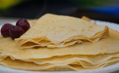 Кулинарное наслаждение без яиц: мягкие и воздушные блины на минералке — легкий рецепт приготовления