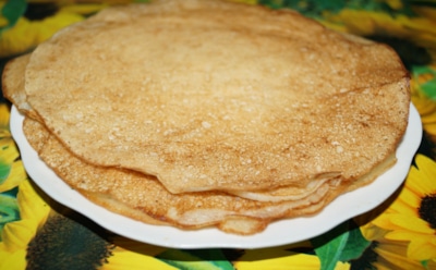 Нежные, аппетитные и тают во рту: простокваша вместо молока в блинном тесте — секрет восхитительной мягкости