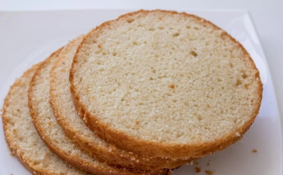 «Счастье» без яиц: как испечь пышный бисквитный торт без ключевого ингредиента — простой рецепт