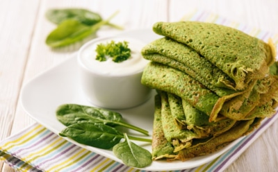 Оригинально, зелено, вкусно: готовим шпинатные блины — яркий акцент на столе