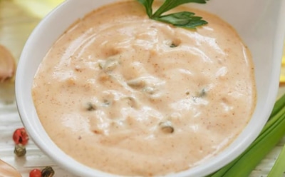 Пикантный вкус Луизианы: классический французский соус с жгучим акцентом — каджунский ремулад