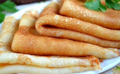 Сыворотка вместо молока: с новым ингредиентом и вкус изменится — простой рецепт аппетитных блинов