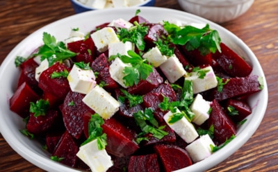 Салат «Таежный»: питательный рецепт без мяса — свекла, брынза и кедровые орехи