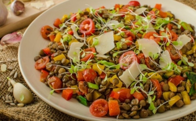 Яркий салат с чечевицей и овощами: свежий вкус и польза в одном блюде — сытно и легко