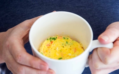 Вкусная кружка: простой омлет с овощами и сыром — быстрый завтрак в микроволновке