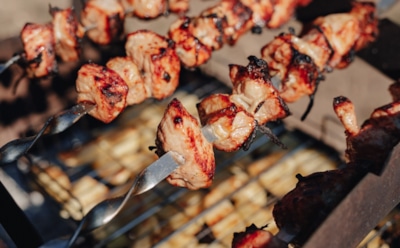 Шашлык без ошибок: главные правила сочного блюда — выбор мяса, маринад и жарка