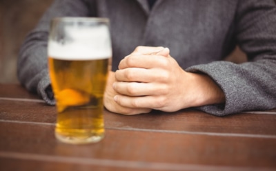 Незаметный путь к зависимости: как развивается пивной алкоголизм — мнение психиатра