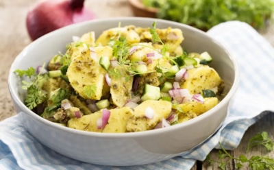 Американская классика на вашем столе: теплый картофельный салат — насыщенный вкус и доступный рецепт