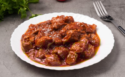 Минимум хлопот, максимум вкуса: как приготовить нежный гуляш из свинины в мультиварке — сочное мясо в ароматной подливке