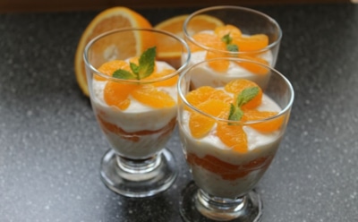 Яркий десерт в стакане: апельсиновое желе с кремом и ореховым крамблом — изысканный вкус без сложностей