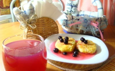 Русская традиция на столе: пшенники с ягодным киселем — сытное и полезное постное блюдо