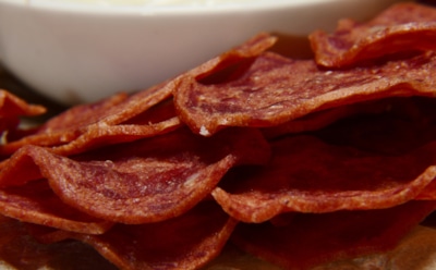 Хрустящее удовольствие без лишних затрат: куриные чипсы в микроволновке — вкусно, просто, полезно