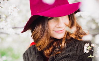 Зачем носить шапку весной: защита волос и кожи — советы дерматолога