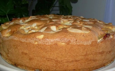 Шарлотка нежнее, чем из духовки: пышный яблочный пирог в мультиварке — проверенный рецепт