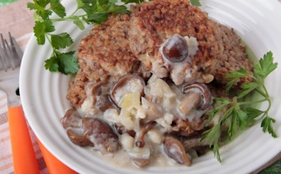 Котлеты из гречки с грибным соусом: вкусный рецепт для постного меню — просто и сытно