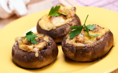 Сырные шампиньоны за 8 минут: горячая закуска из микроволновки — просто и вкусно