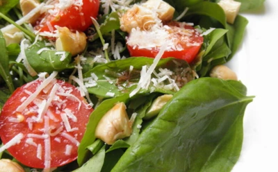 Весенний заряд бодрости: салат с рукколой, орехами и сыром — легкий рецепт для здоровья