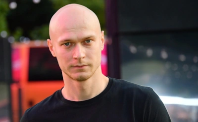 После «Оскара» в Кострому: Юра Борисов лежит на диване и смотрит мультики на съемках нового фильма